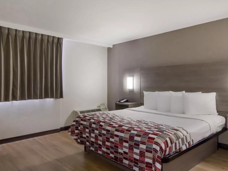 Red Roof Inn & Suites Brunswick I-95 Single Suite King Non-Smoking