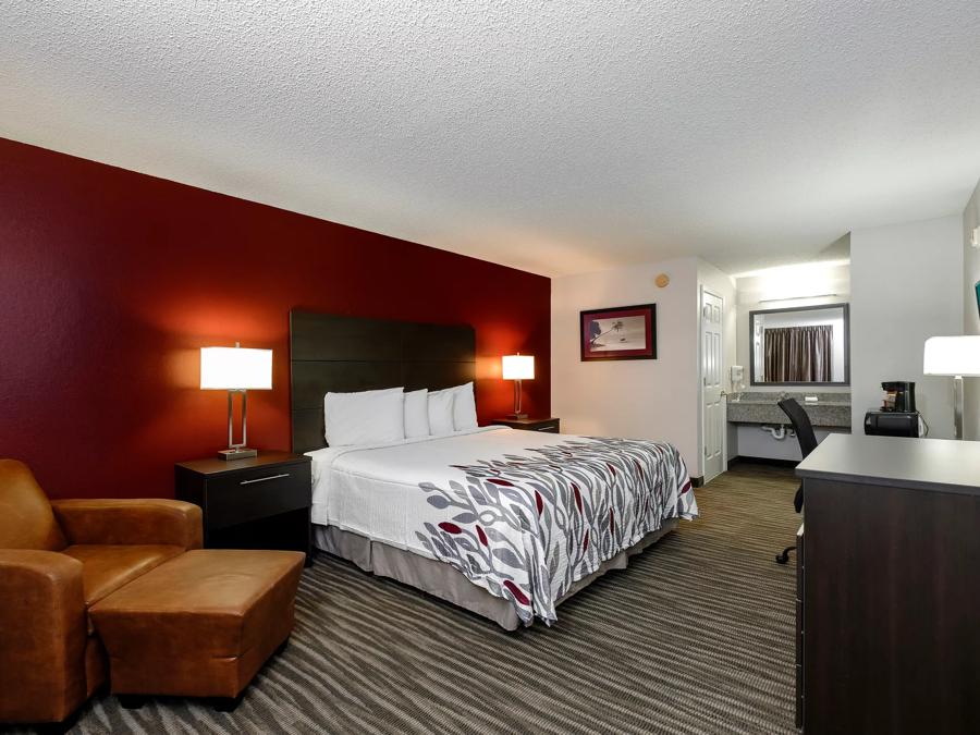 Red Roof Inn Defuniak Springs Superior King Room Non-Smoking Image