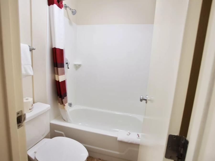 Red Roof PLUS+ Nashville Fairgrounds Premium 2 Full Bathroom