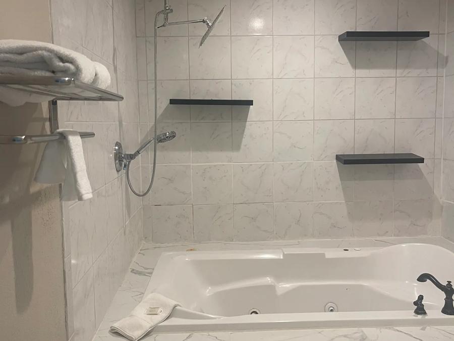 RRI1580_NS Deluxe 1King Micro Jetted Tub TEMP Approved 12-22-25_ND1KMJ Image