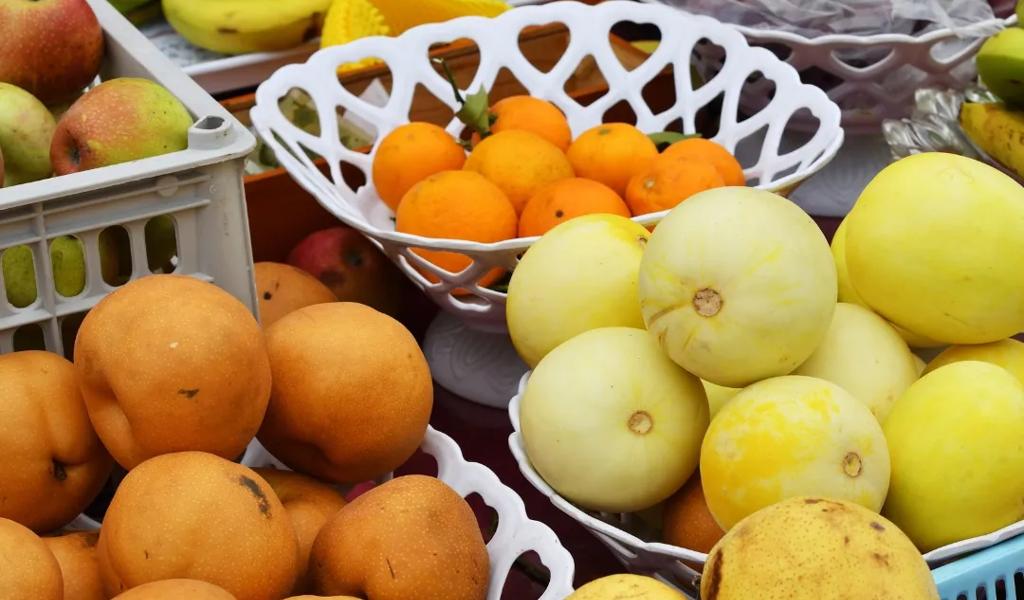 Fresh fruit at market stand