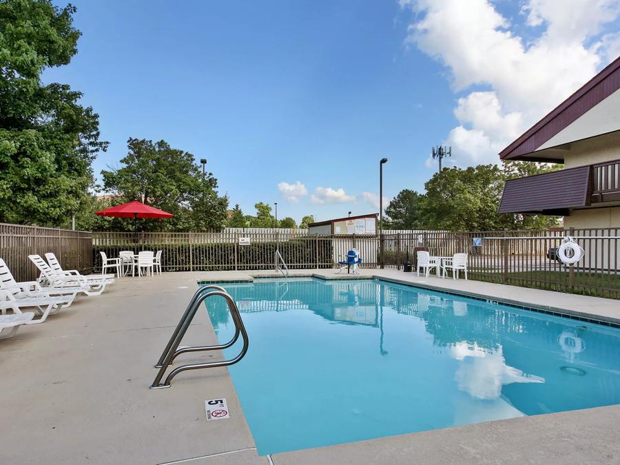 Red Roof Inn Virginia Beach Outdoor Swimming Pool Image