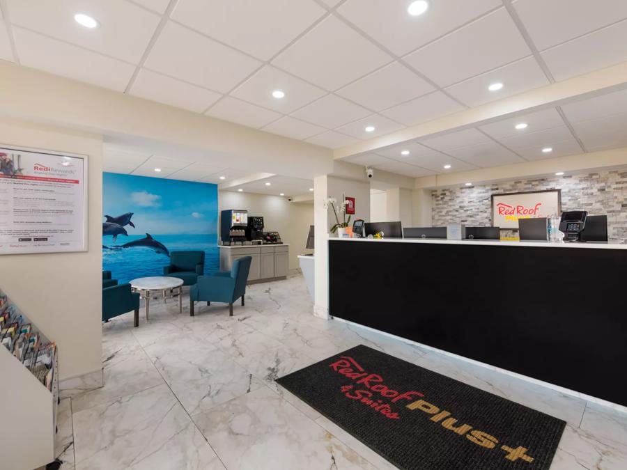 Red Roof PLUS+ & Suites Virginia Beach – Seaside Front Desk Image