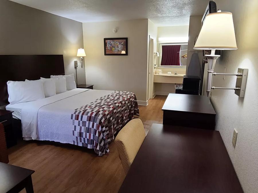 Red Roof Inn Tifton Superior King with Sofa Bed Non-Smoking Image