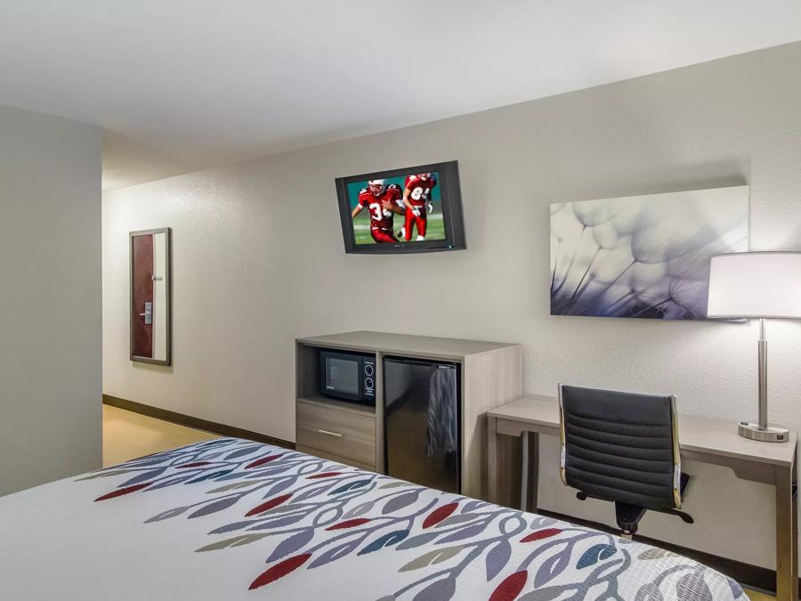 Red Roof Inn Darien – I-95/ North Brunswick Superior King Room Non-Smoking Amenities Image