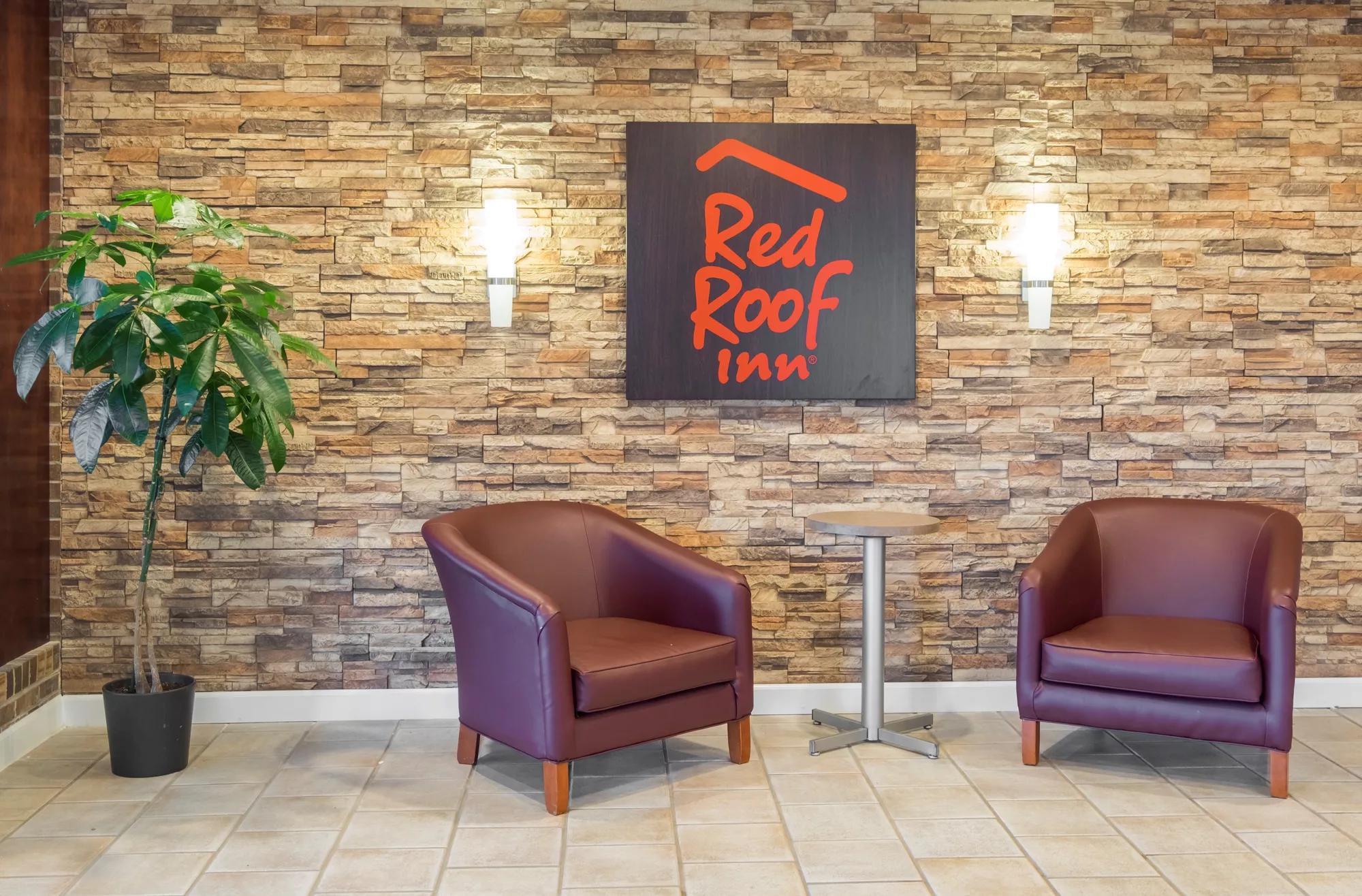 Red Roof Inn & Suites Wytheville Lobby Sitting Area Image