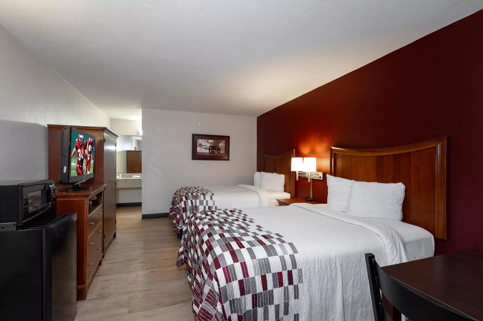 Red Roof Inn & Suites Dothan Single Double Bed Room Image