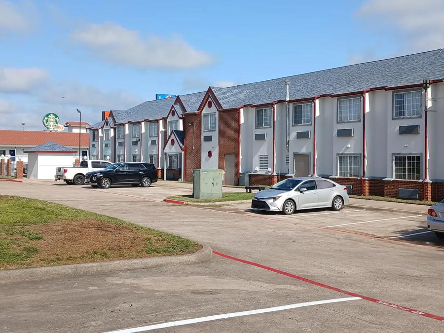 Red Roof Inn & Suites Euless - DFW Airport Southwest
