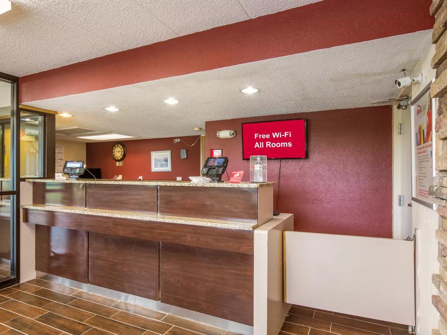 Red Roof Inn Saginaw - Frankenmuth Front Desk Image