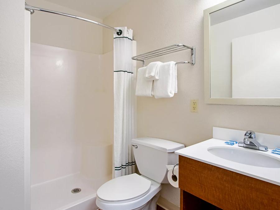 HomeTowne Studios Denver - Lakewood West 2 Bedroom Suite 1 Full Bed Non-Smoking Bathroom Image