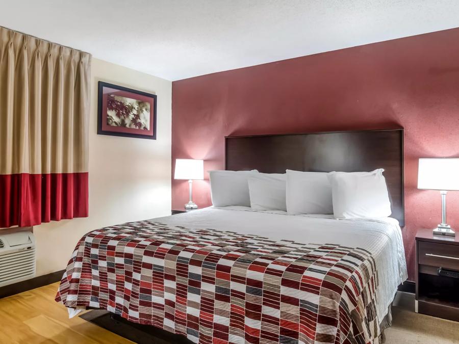 Red Roof Inn Chicago - Alsip Deluxe King Bed Non-Smoking Image