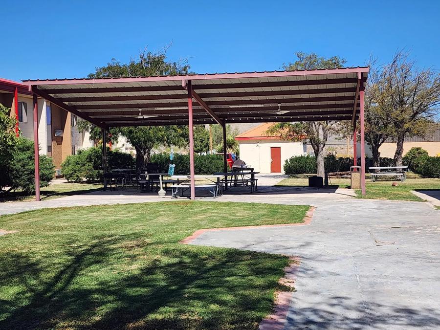 Red Roof Inn Van Horn BBQ picnic area