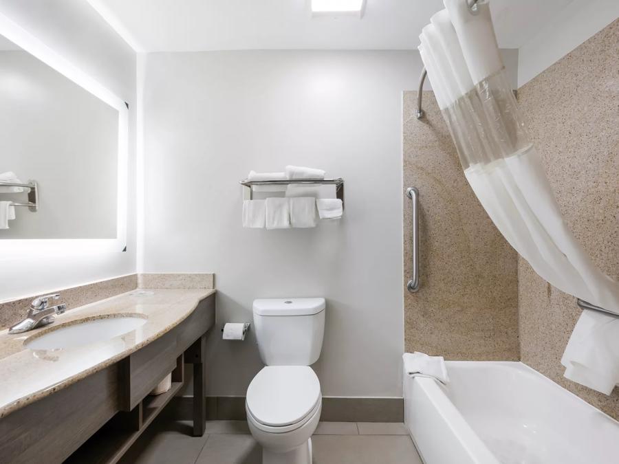 Red Roof Inn & Suites Birmingham - Bessemer Suite King with 2 Rooms Non-Smoking Bathroom Image