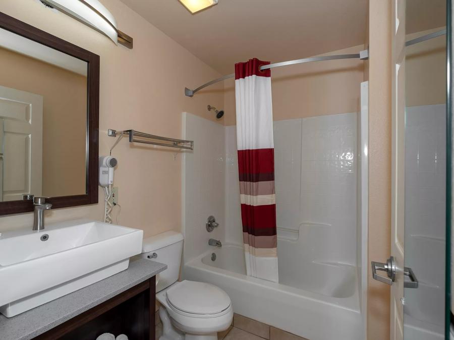 Red Roof Inn Valdosta - University Superior King with Jetted Tub Non-Smoking Bathroom Image