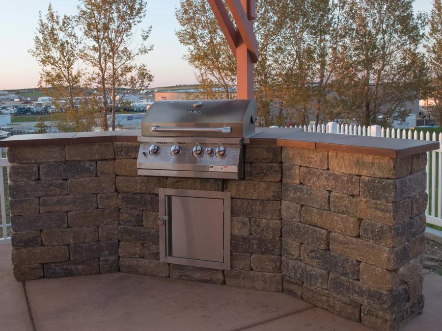 Red Roof Inn & Suites Dickinson Outdoor Grilling Area Image