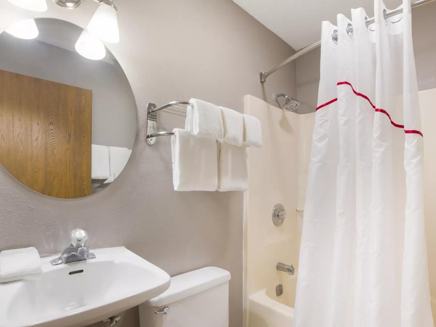 Red Roof Inn Lawrenceburg Suite 2 Room 2 King Beds with Kitchenette Non-Smoking Bathroom Image