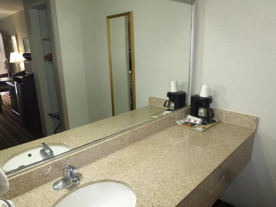 Red Roof Inn Evergreen Superior King Non-Smoking Bathroom Image