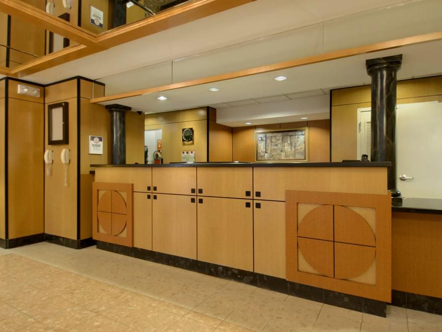Red Roof PLUS+ Columbus Downtown – Convention Center Front Desk Image