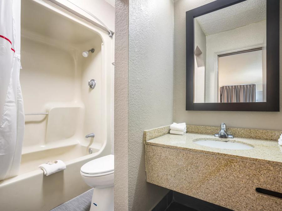 Red Roof Inn Savannah – Southside/Midtown Superior 1 King Bed Non-Smoking  Bathroom Image