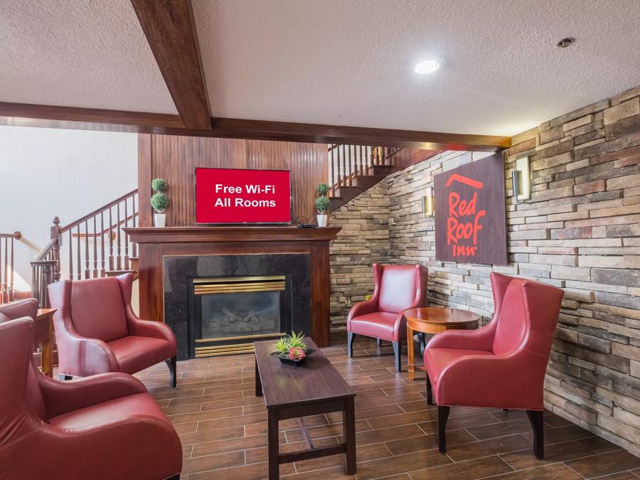 Red Roof Inn & Suites Stafford Lobby Sitting Area Image 