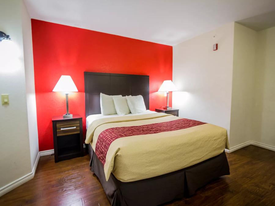 Red Roof Inn Austin - Round Rock Deluxe Queen Bed Non-Smoking Image