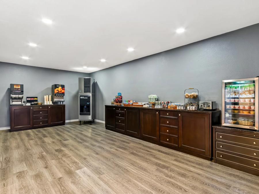 RRI1490 ¬- HTS1491_Breakfast Area 1 PRO Approved 7-22-25 Image
