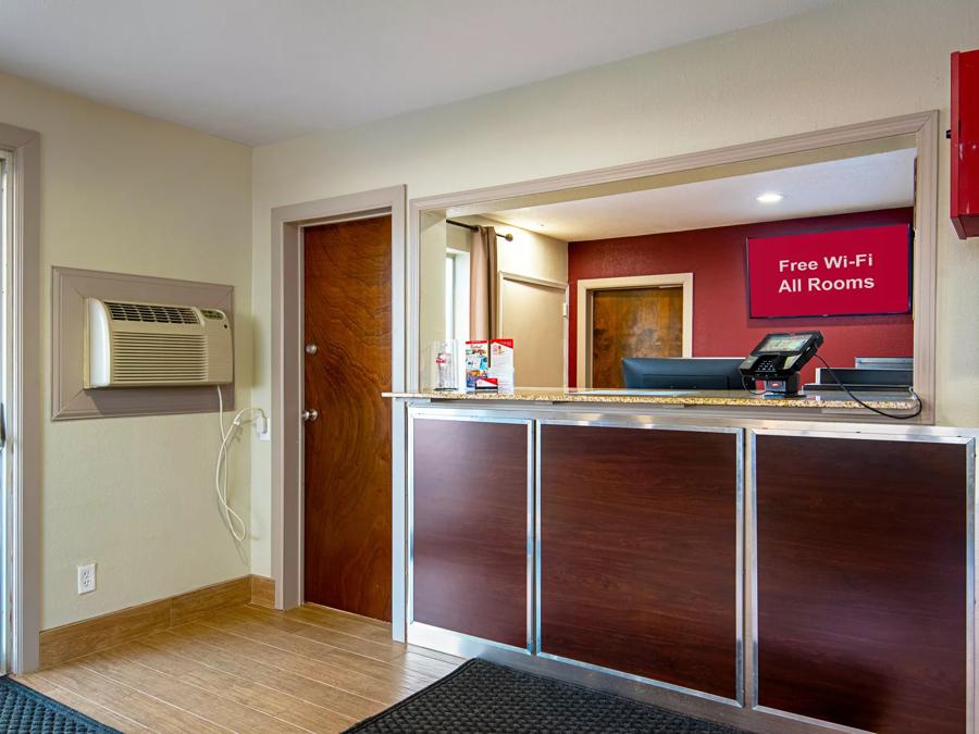 Red Roof Inn Cameron Front Desk Image