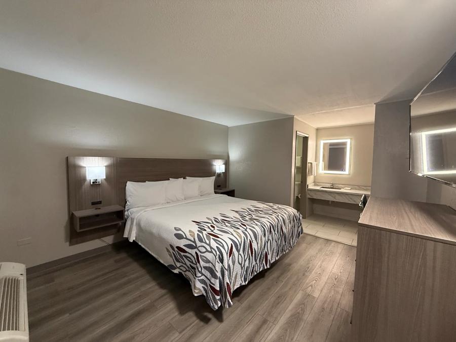 Red Roof Inn Reno Deluxe King Non-Smoking Image