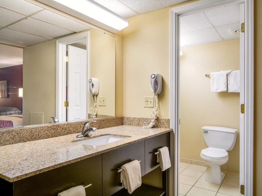 Red Roof Inn Vincennes Superior King Non-Smoking Bathroom