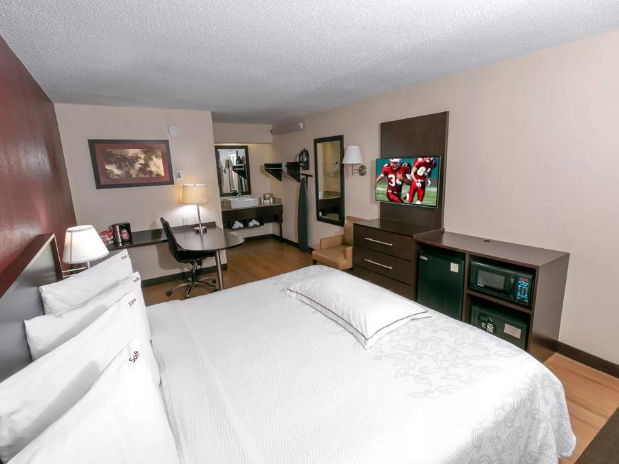 Red Roof PLUS+ Mt Pleasant - Patriots Point Premium King Bed Room Image