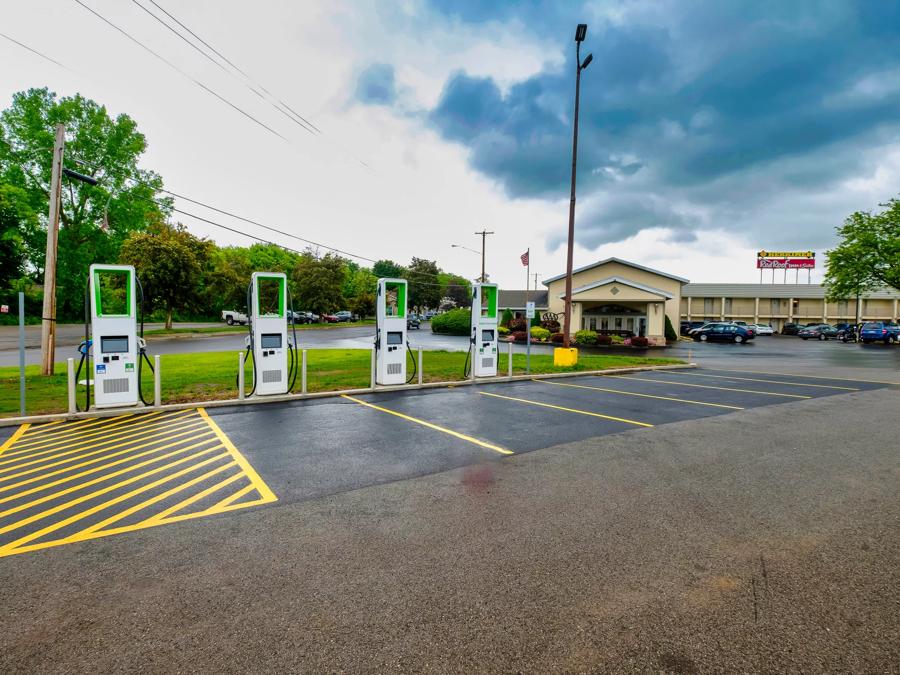 Red Roof Inn & Suites Herkimer Electic Car Charging Station Image