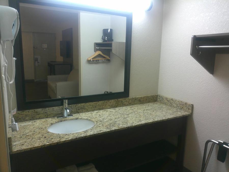 Red Roof Inn Washington, DC Superior King Non-Smoking Bathroom