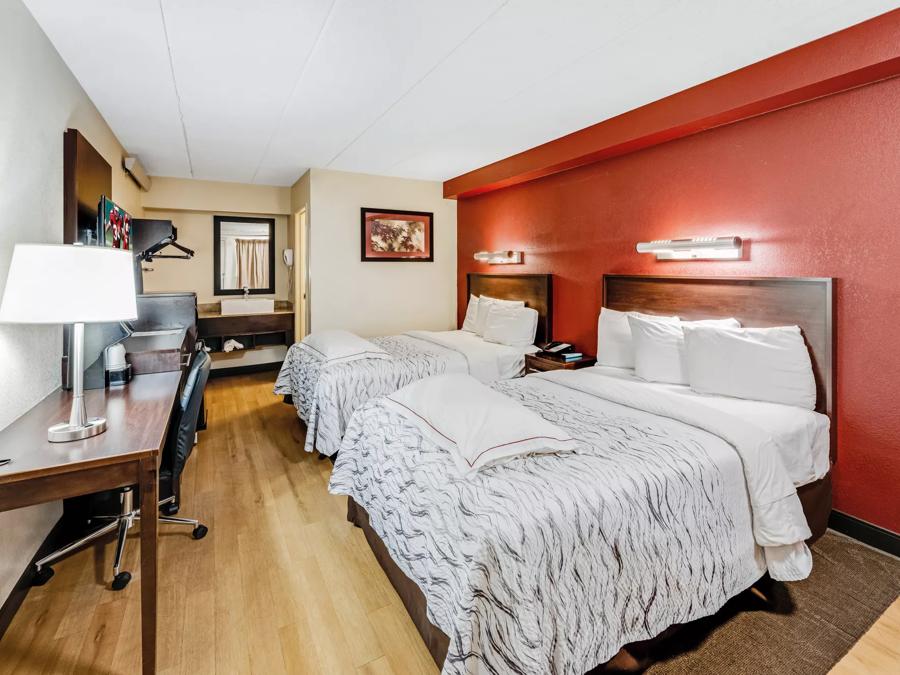 Red Roof PLUS+ Washington DC – Alexandria Deluxe 2 Full Beds Smoke Free Image