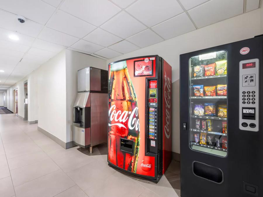 Red Roof PLUS+ & Suites Birmingham - Bessemer Vending Image