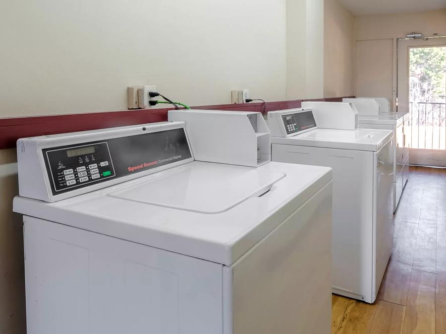 Red Roof Inn Atlanta – Suwanee/Mall of Georgia Laundry Image