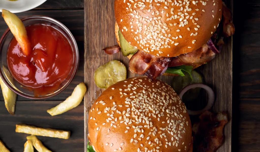 Cheeseburgers with fries