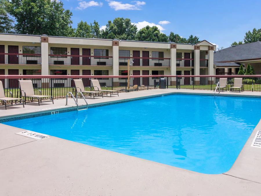 Red Roof Inn & Suites Commerce - Athens Outdoor Swimming Pool