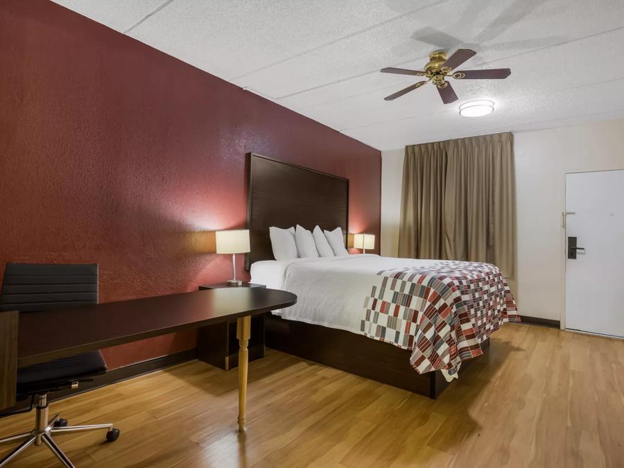 Red Roof Inn & Suites Statesboro - University  Superior King Non-Smoking Image
