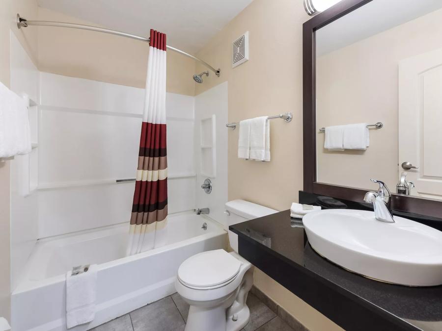 Red Roof Inn Findlay Superior King Smoke Free Bathroom Image