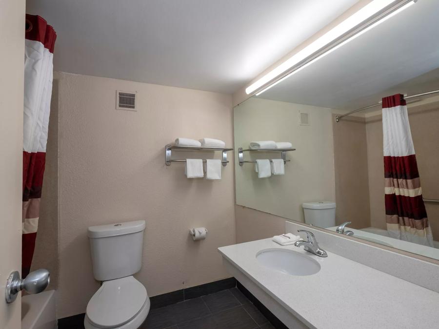 Red Roof Inn Marion, VA Deluxe 2 Full Beds Non-Smoking Bathroom Image