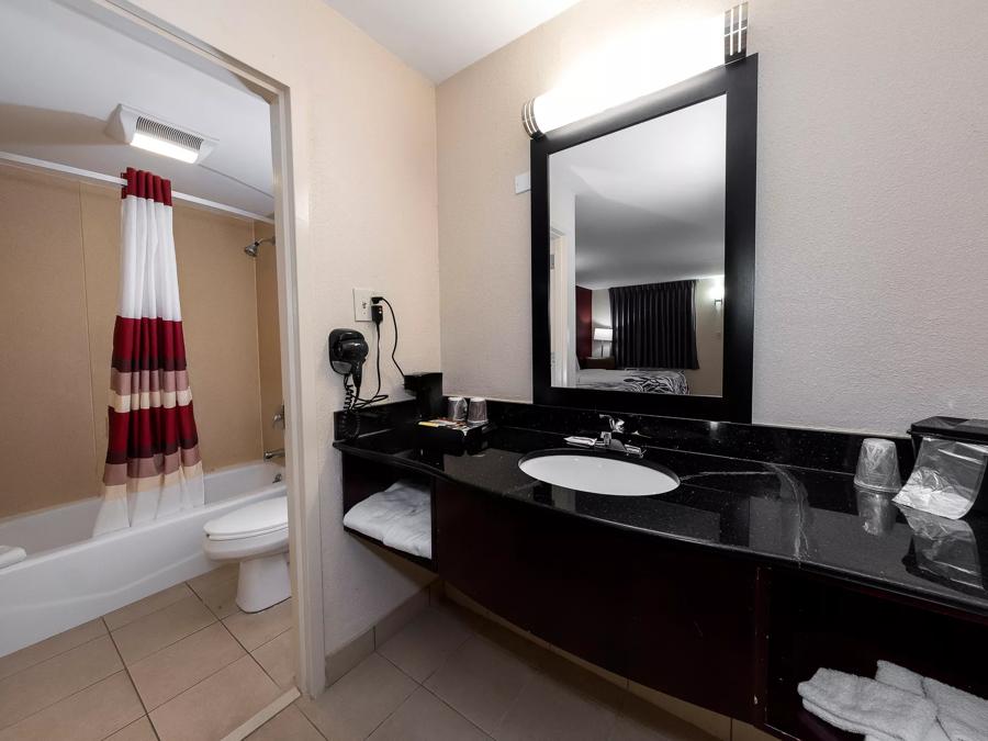 Red Roof Inn Bordentown – McGuire AFB Superior King Non-Smoking Bathroom Image