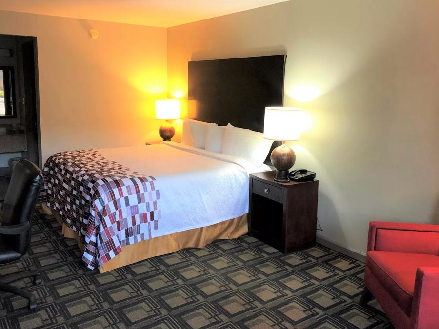 Red Roof Inn Griffin Superior King with Jetted Tub Non-Smoking Image