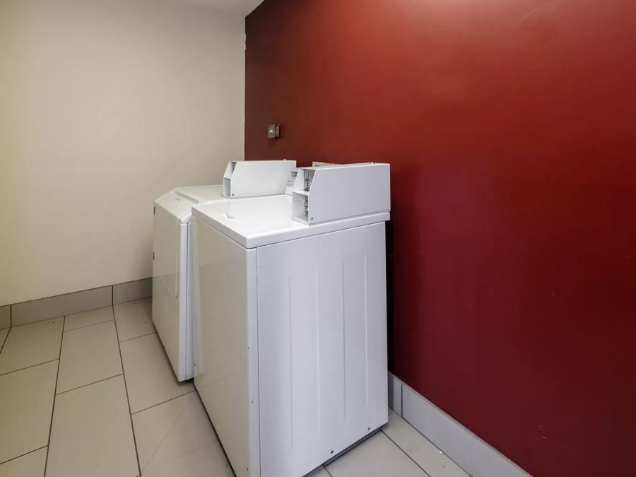 Red Roof Inn & Suites Savannah Airport Laundry Image