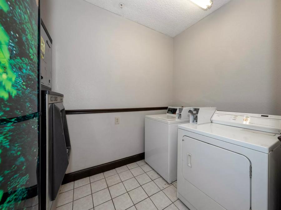 Red Roof Inn Atlanta Southeast Guest Coin Laundry Facility Image