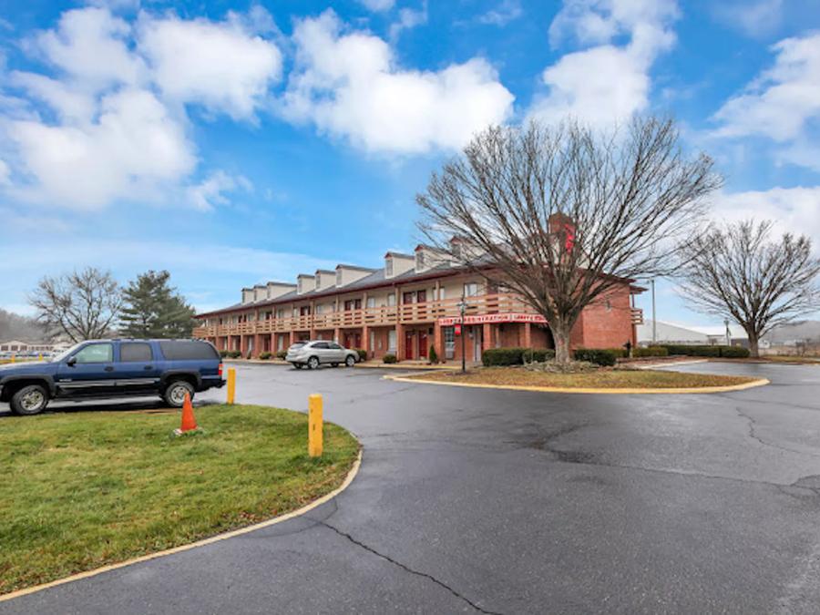 Red Roof Inn Uhrichsville Exterior Property Image 