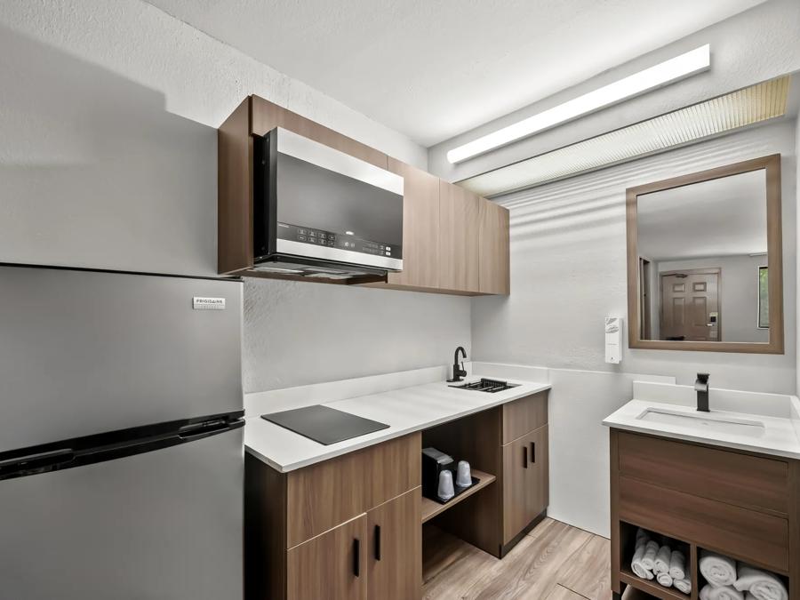 RRI1475_S Deluxe 1King Kitchen 2 PRO Approved 5-22-25_SD1KK_2 Image
