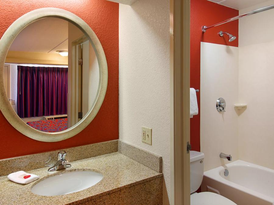 Red Roof Inn Washington DC - Columbia/Fort Meade Superior King Bathroom Image