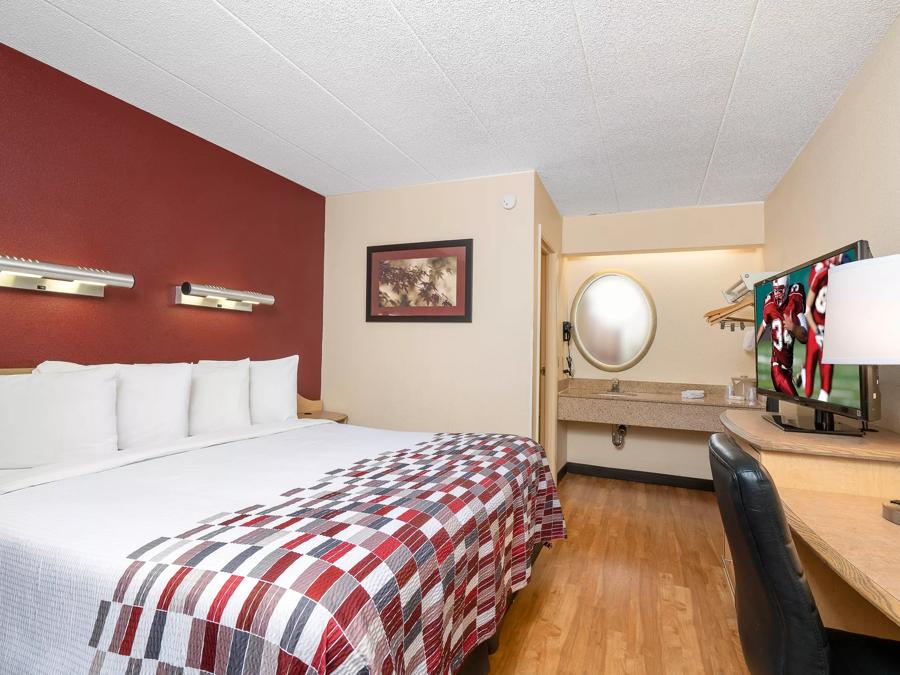 Red Roof Inn Louisville Fair And Expo Standard King Image