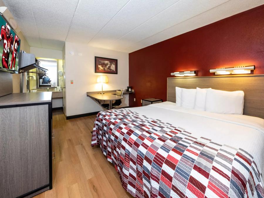 Red Roof Inn Edison Single King Bed Room Image