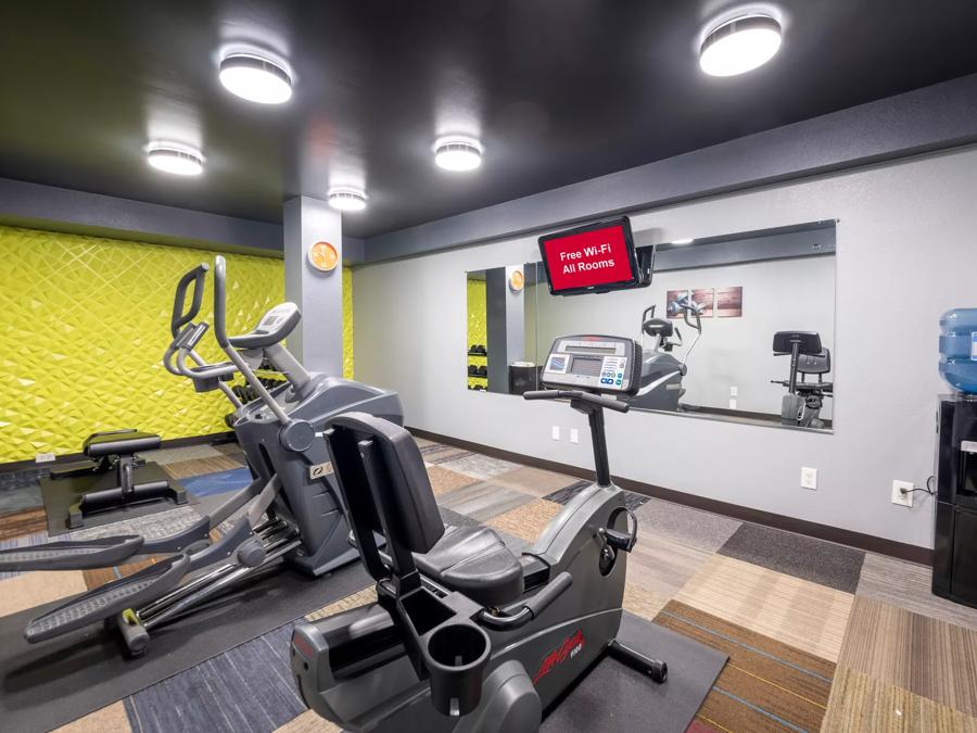 HomeTown Inn East Syracuse Fitness Center Image